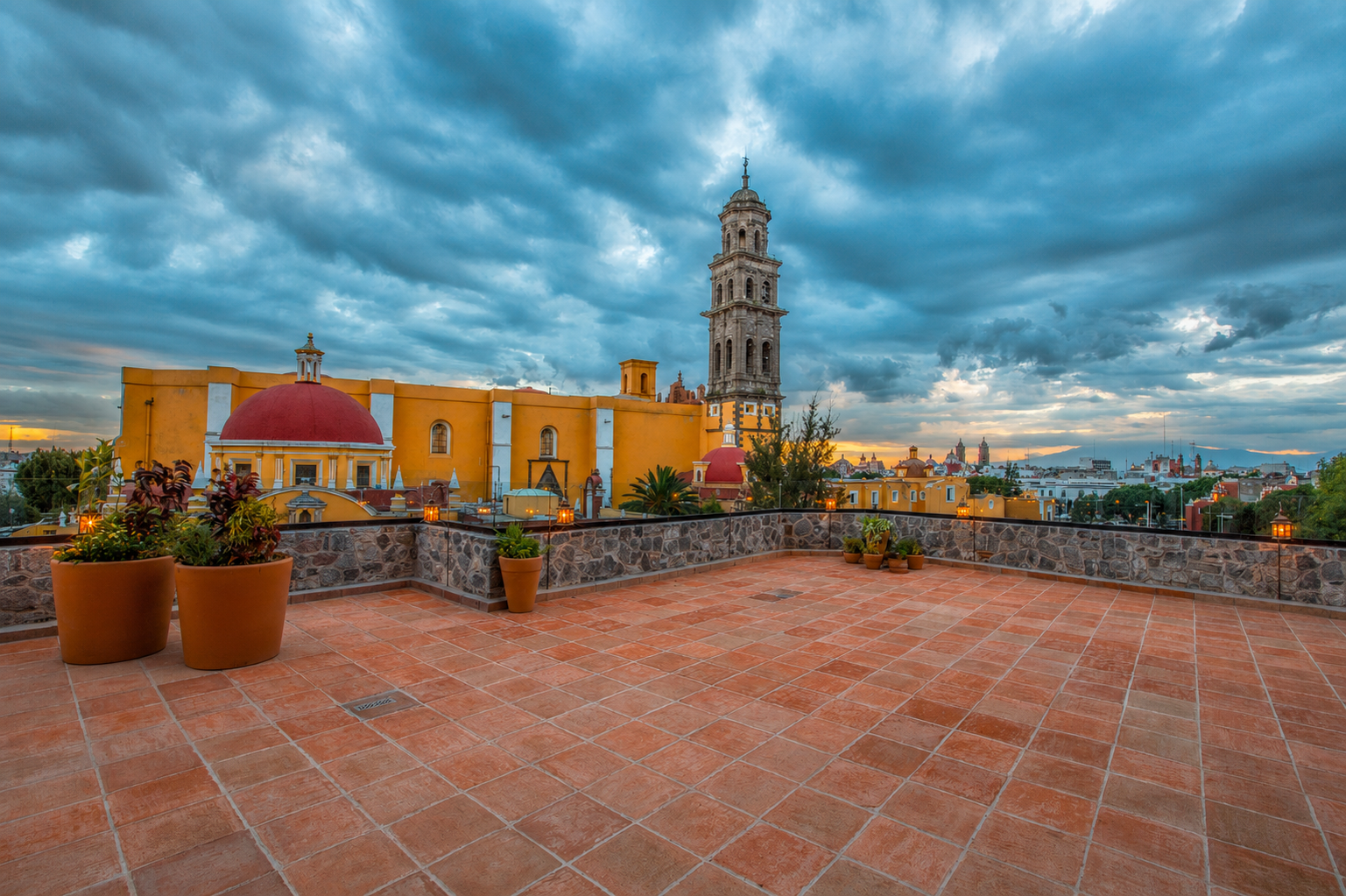 Terraza con vista a la ciudad de Puebla en el hotel Banyan Tree Puebla